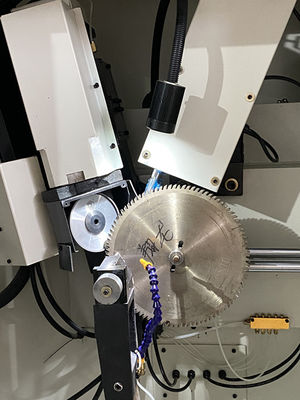 LDX-026A Servo-Zufuhr Voll-CNC-Rundsägenblatt Front- und Hinterwinkelschleifmaschine